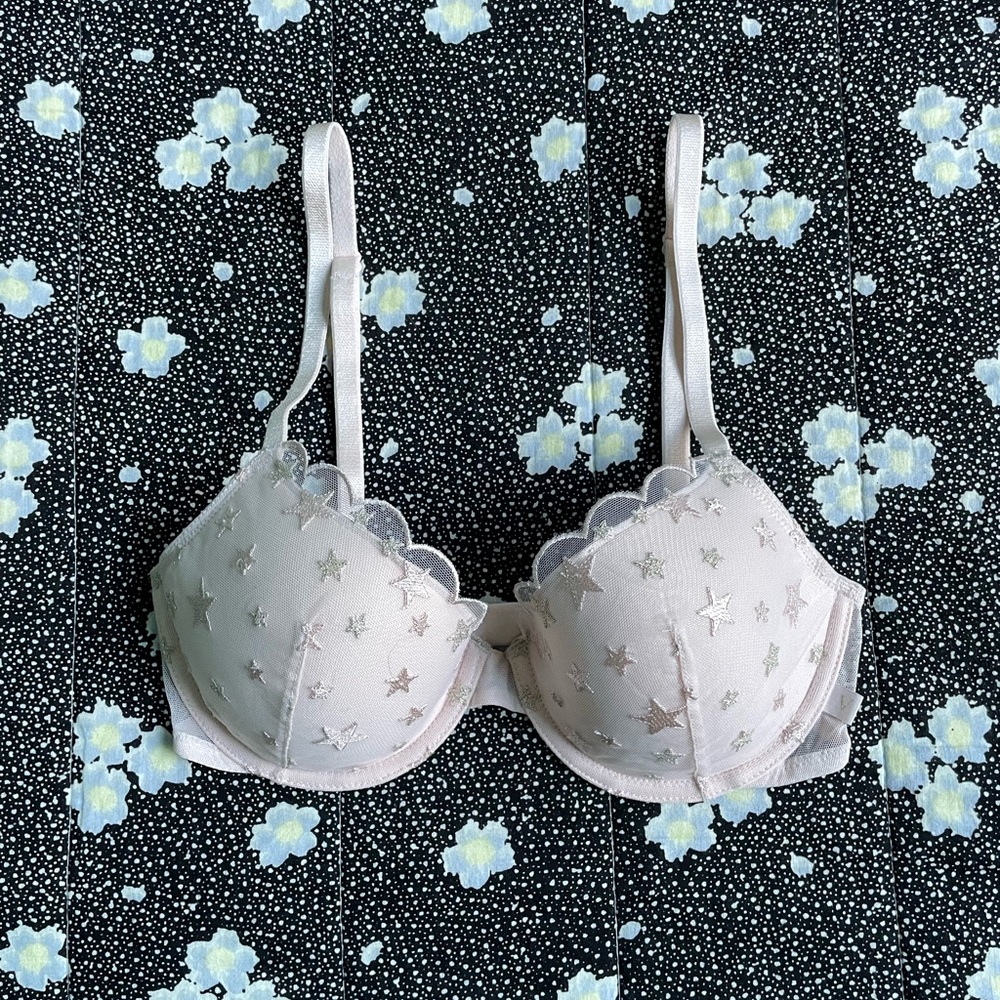 32C bra with embroidered stars